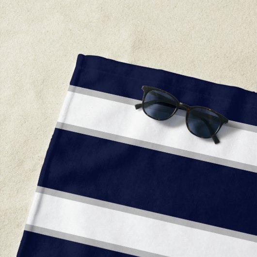 Nautical Navy Blue Anchor Coastal Monogram Strandlaken (In situ)