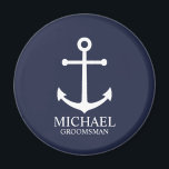 Nautical Navy Blue Anchor Personalized Groomsmen Magneet<br><div class="desc">Nautisch gepersonaliseerd Groomsmen Gift Dit ontwerp is voorzien van wit anker en gepersonaliseerde groomsman's naam met titel in witte klassieke serif lettertype stijl op marineblauwe achtergrond. Ook perfect voor de beste man,  vader van de bruid en meer.</div>