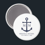Nautical Navy Blue Anchor Wedding Magneet<br><div class="desc">Voeg een stijlvolle touch toe aan uw nautische bruiloft met deze klassieke marineblauwe huwelijksgunst voor anker. Ontworpen met een marineblauwe ankerillustratie,  beschikt het over gepersonaliseerde bruid en bruidegom monogram,  naam en trouwdatum in een marineblauw serif lettertype op een witte achtergrond. Perfect voor nautische bruiloften,  strandbruiloften en meer.</div>