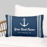 Nautical Navy Blue Custom Boat Name Kussen<br><div class="desc">Nautical lumbar werpen kussen in een horizontaal formaat met een elegant bootanker met preppy horizontale strepen. Pas de aangepaste tekst aan met de naam en locatie van uw boot. Het ontwerp omvat een klassiek blauw- en witkleurenschema voor de kustmarine.</div>