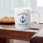 Nautical Navy Blue Custom Family Lake House Koffiemok<br><div class="desc">De Nautical fleece "Lake House"-mok is voorzien van een bootanker in de kuststijl en een klassiek typografische vormgeving. Pas de douanetekst met een familienaam   het meer huis (of andere titel),  het gevestigde jaar,  en plaats aan. Klassieke marineblauwe en witte kleur schema.</div>