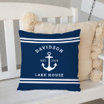 Nautical Navy Blue Custom Family Lake House Kussen<br><div class="desc">De zeepijpkussens van de Nautical fleece "Lake House" zijn voorzien van een bootanker in kuststijl en zijn voorzien van strepen. Pas de douanetekst met een familienaam   het meer huis (of andere titel) met het gevestigde jaar aan. Klassieke marineblauwe en witte kleur schema. Binnen- en buitenkussen zijn verkrijgbaar.</div>