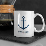 Nautical Navy Blue Custom Name Boat Anchor Koffiemok<br><div class="desc">De inheemse mok van de douanekoffie kenmerkt een elegant anker van de kuststijl met eenvoudige moderne teksten die met een voornaam of familienaam - of andere aangewezen teksten kunnen worden gepersonaliseerd. Klassieke marineblauwe en witte kleur schema.</div>