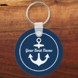 Nautical Navy Blue Personalized Boat Name Anchor Sleutelhanger<br><div class="desc">Het ronde nautische ontwerp van de sleutelhanger is voorzien van een eenvoudig,  stijlvol blauw en wit kustontwerp met bootankeraccent. Pas de tekst van het douanemanuscript met de naam van uw boot aan.</div>
