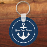 Nautical Navy Blue Personalized Boat Name Anchor Sleutelhanger<br><div class="desc">Het ronde nautische ontwerp van de sleutelhanger is voorzien van een eenvoudig,  stijlvol blauw en wit kustontwerp met bootankeraccent. Pas de tekst van het douanemanuscript met de naam van uw boot aan.</div>