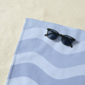 Nautical Navy Blue Waves Stripe Strandlaken (In situ)