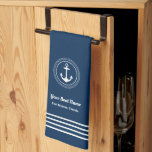Nautical Navy Blue Welcome Aboard Name Anchor Theedoek<br><div class="desc">De keukenhanddoek in de keuken is voorzien van een eenvoudig, stijlvol blauw en wit kustachtig ontwerp met bootankeraccent in een rond cirkeltouw, samen met horizontale streekdetails. Pas de aangepaste tekst aan met de naam van uw boot, samen met de plaats waar u zich bevindt en de staat waarin u zich...</div>