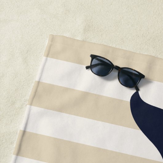 Nautical Navy Blue Whale & Stripes met naam Strandlaken (In situ)