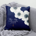 Nautical Navy Blue & White Anemones gedateerd aand Kussen<br><div class="desc">Het gedurfde marineblauw en witte kussen van Nautical Boutique Co. is voorzien van waterverf witte anemonen op een marineblauwe achtergrond. "Mr & Mrs" is in moderne scripttypografie en dat is gekoppeld aan traditionele blokletters. Het ontwerp is geaccentueerd met een bijpassende waterverf anker. #Nautical #CoastalWedding #Anemones</div>