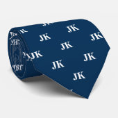 Nautical Navy Blue White Monogram Initiaal Pattern Stropdas (Opgerold)
