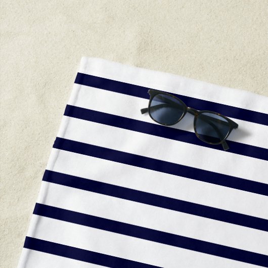 Nautical Navy Blue white Striped Monogram initiaal Strandlaken (In situ)