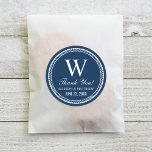 Nautical Navy Rope Wedding Monogram Ronde Sticker<br><div class="desc">De moderne preppy nautical bruiloft "Dank u"gunt sticker kenmerkt een initiaal van het trouwmonogram dat binnen een rond lijst van het touw en douanetekst wordt getoond die met de bruid en groomnamen en de trouwdatum kunnen worden gepersonaliseerd. Navy blauw en wit kleurenschema.</div>