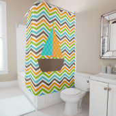 Nautical Ocean Bright Sailboot op Chevron Stripes Douchegordijn (In situ)