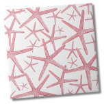 Nautical Pink Beach House Tegeltje<br><div class="desc">Een schattig en trendy koraalroze kuststrandpatroon met zeesterren. Verander gerust de achtergrondkleur zodat deze overeenkomt met uw ruimte! Of je deze tegel wilt gebruiken als een klein onderzetter of trivet voor een drink of bord... of je wilt gaan groot met een keuken backsplash, of badkamer tegel, is aan jou! Doe...</div>