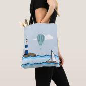 Nautical Scene met vuurtoren en zeilboot Tote Bag (Dichtbij)