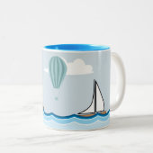 Nautical Scene met vuurtoren en zeilboot Tweekleurige Koffiemok (Voorkant rechts)