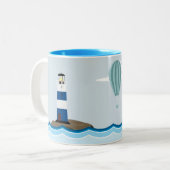 Nautical Scene met vuurtoren en zeilboot Tweekleurige Koffiemok (Voorkant links)