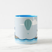 Nautical Scene met vuurtoren en zeilboot Tweekleurige Koffiemok (Center)