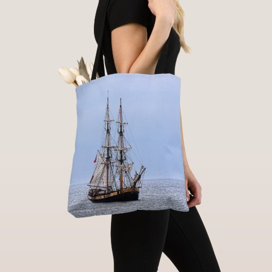 Nautical Schooner Blue Skies Tote Bag (Dichtbij)