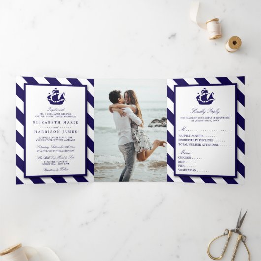 Nautical Stripes & Navy Blue Ship Wedding Suite Drieluik Uitnodiging (Binnen)