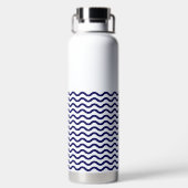 Nautical Wave Navy Blue Trendy Simple Stylish op e Waterfles (Achterkant)