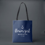 Nautical Wedding White Anchor Custom Bloemenmeisje Tote Bag<br><div class="desc">Verrassend uw Bloemenmeisje met deze gepersonaliseerde canvas tas met een nautisch ontwerp met een wit anker tegen een marine achtergrond. Pas aan door haar naam en je trouwdatum toe te voegen. Een geweldige maat voor trouwbenodigdheden: extra kleding, schoenen, snacks, water, enz. De perfecte tas voor een nautische, strand- of bestemmingsbruiloft....</div>
