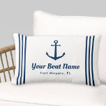 Nautical White and Navy Custom Boat Name Kussen<br><div class="desc">Nautical lumbar werpen kussen in een horizontaal formaat met een elegant bootanker met preppy horizontale strepen. Pas de aangepaste tekst aan met de naam en locatie van uw boot. Het ontwerp omvat een klassiek systeem voor witte kustkleuren en blauw marineschema. Tweezijdige kussens zijn verkrijgbaar in de opties voor binnenshuis en...</div>