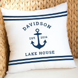Nautical White and Navy Custom Family Lake House Kussen<br><div class="desc">De zeepijpkussens van de Nautical fleece "Lake House" zijn voorzien van een bootanker in kuststijl en zijn voorzien van strepen. Pas de douanetekst met een familienaam   het meer huis (of andere titel) met het gevestigde jaar aan. Klassieke witte en marineblauw (kan worden gewijzigd) kleurenschema. Binnen- en buitenkussen zijn verkrijgbaar.</div>