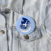 Nautilus shell - marine, wit & lichtblauw ronde button 7,6 cm (In situ)