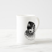 Nautilus shell - zwart, grijs en wit porselein kop (Voorkant rechts)