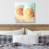 Nautilus Shells op strand Canvas Afdruk (Insitu (Slaapkamer))
