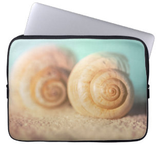 Nautilus Shells op strand Laptop Sleeve