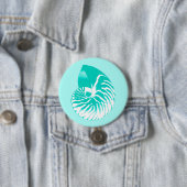 Nautilusschelp - turquoise, aqua en wit ronde button 7,6 cm (In situ)