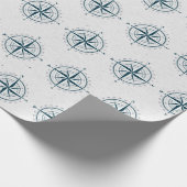 Nautisch kompas op getextureerde grijs cadeaupapier (Hoek)