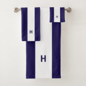Nautisch monogram op marineblauw & wit gestreept bad handdoek (Insitu)