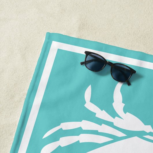 Nautisch ontwerp met witte krab op Blauwgroen blau Strandlaken (In situ)