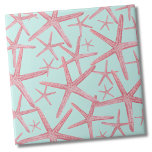 Nautisch patroon Starfish Beach House Tegeltje<br><div class="desc">Een schattig en trendy blauwgroen of zeeschuim koraal roze kuststrandpatroon met zeesterren. Verander gerust de achtergrondkleur zodat deze overeenkomt met uw ruimte! Of je deze tegel wilt gebruiken als een klein onderzetter of trivet voor een drink of bord... of je wilt gaan groot met een keuken backsplash, of badkamer tegel,...</div>