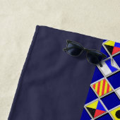 Nautisch Signaalvlaggen Decor op een Strandlaken (In situ)