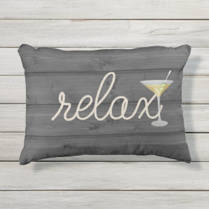 Nautisch touw op hout met martini en ontspan tekst buitenkussen