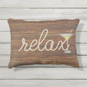 Nautisch touw op teak met martini en ontspan tekst buitenkussen