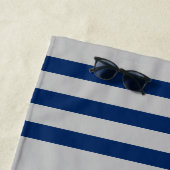 Nautische Anker Oars Helm Jouw naam Navy op Grijs Strandlaken (In situ)