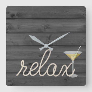 nautische kabel op hout met martini en ontspant te vierkante klok