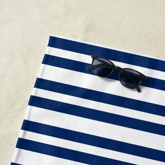 Nautische Marine Blauw en Groene Streep Monogram Strandlaken (In situ)