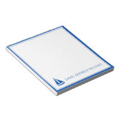 Nautische marine blauw en wit zeilboot gepersonali notitieblok (Schuin)