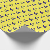 Nautische marine blauwe ankers op citroengeel cadeaupapier (Hoek)