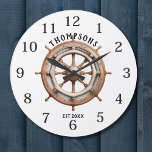 Nautische Marine Boat Wiel Ontwerp Monogram Grote Klok<br><div class="desc">Nautische Marine Boat Wheel Design Monogram Grote klok Gepersonaliseerde familienaam of monogram en jaar gevestigde Nautische Marine Boat Wheel Design Monogram Grote klok in een trendy nautische stijl ontwerp met Arabische numerieke klok gezicht op een boot wiel achtergrond ontwerp. Perfect cadeau voor pasgetrouwden, bruiloft of housewarming cadeau of grootouders cadeau,...</div>