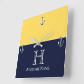 Nautische marineblauwmosterdgeel anker monogram vierkante klok (Hoek)