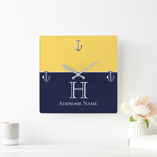 Nautische marineblauwmosterdgeel anker monogram vierkante klok (Huis)