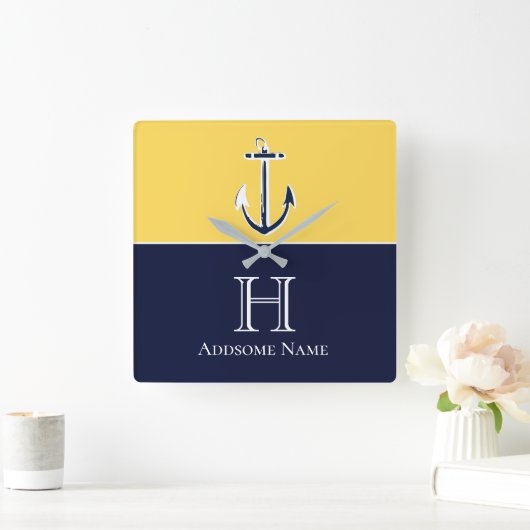 Nautische marineblauwmosterdgeel anker monogram vierkante klok (Huis)