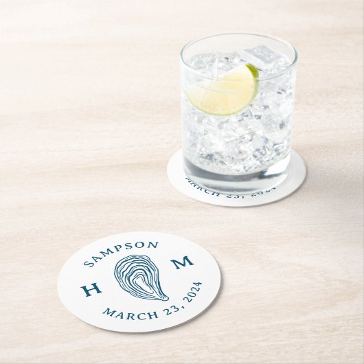 Nautische Oester Shell Monogram met Naam Datum Ronde Kartonnen Onderzetter (Insitu)
